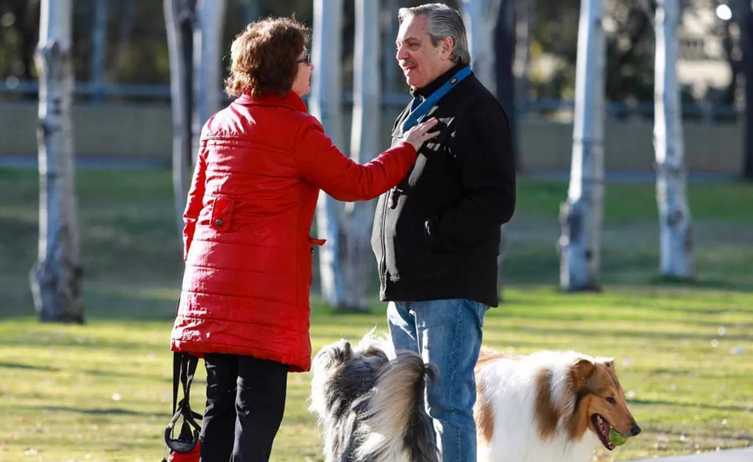Alberto Fernández charló con una vecina de Puerto Madero mientras paseaba a su perro. TÉLAM