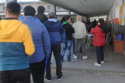 Poco a poco, los tucumanos asisten a las escuelas a votar en las PASO