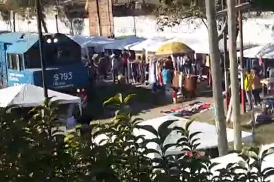 Peligro: instalaron una feria a metros de las vías del tren en Villa Alem