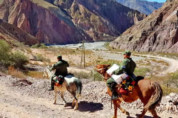 PASO 2019: gendarmes cabalgaron más de 20 horas para llevar las urnas a un pueblo de Salta