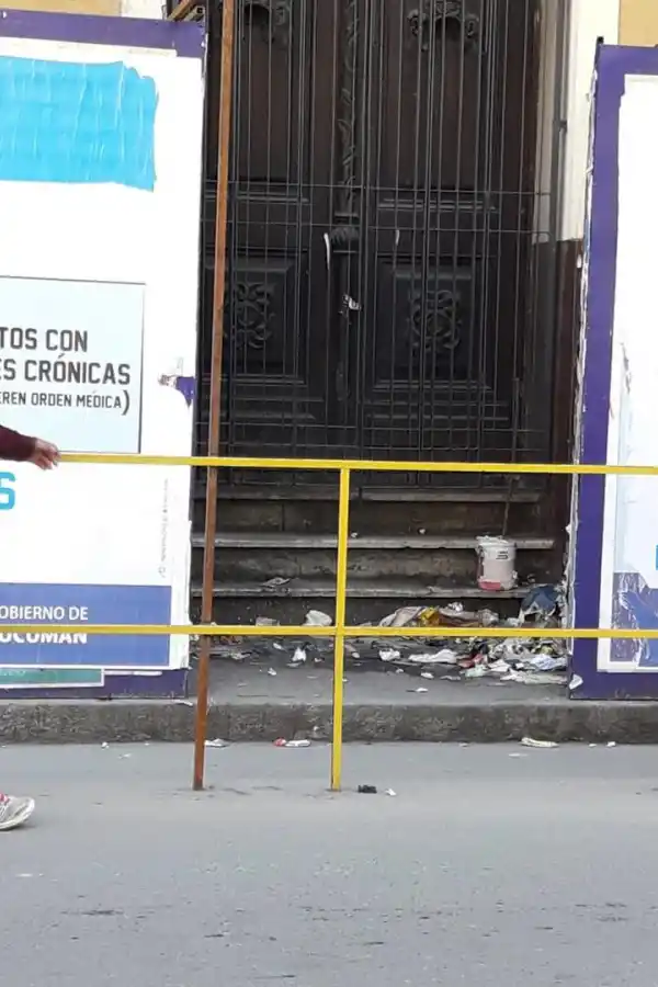 Piden que se limpien los techos de los quioscos que venden flores y cactus