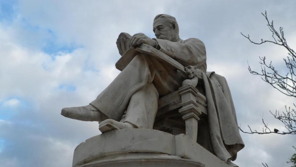 EN EL MÁRMOL. Estatua erigida en Buenos Aires en homenaje al sabio.