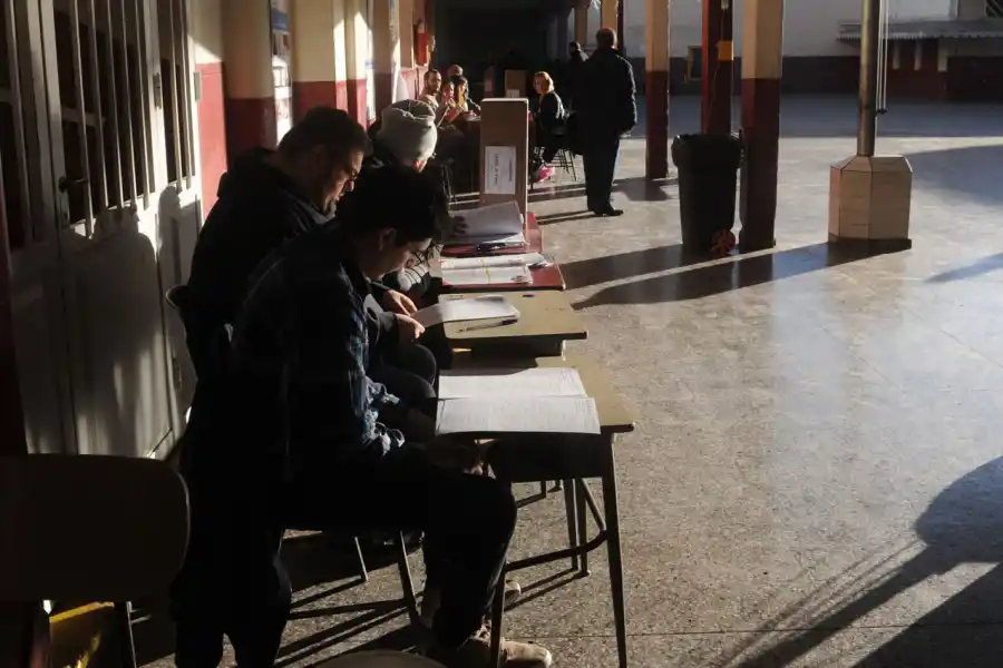 A LAS URNAS. En el colegio Belgrano se repitió la escena de la mayoría de los establecimientos habilitados en el microcentro. 