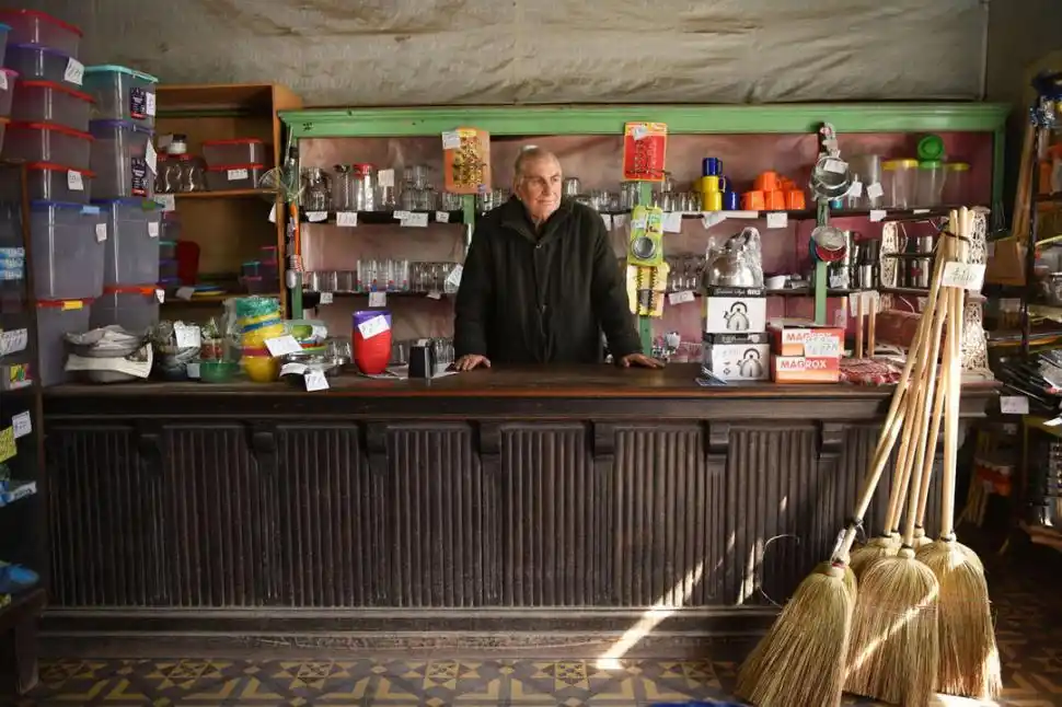 Don “Capio” Cheble, en su centenario bazar. 