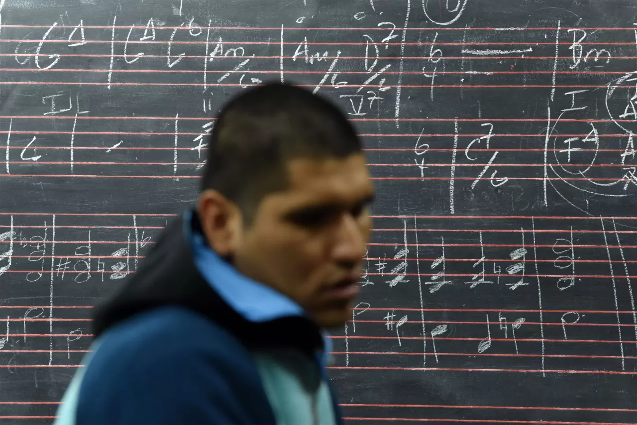 EN CRECIMIENTO. Chocobar estudia para ser profesor de música. LA GACETA / FOTOS DE DIEGO ARÁOZ