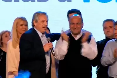 Con Manzur al lado, Fernández vaticinó que está pariendo otro país