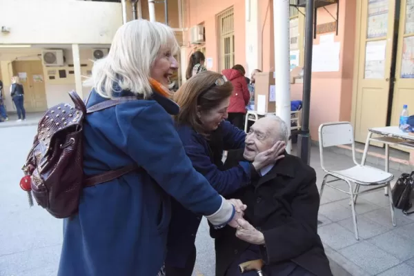 Tiene 92 años, fue a votar y se llevó una emotiva sorpresa