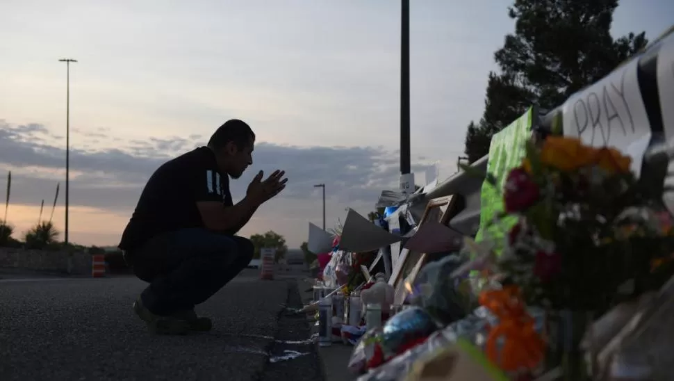 INCOMPRENSIBLE. La gente dejó recuerdos por las víctimas en El Paso. 