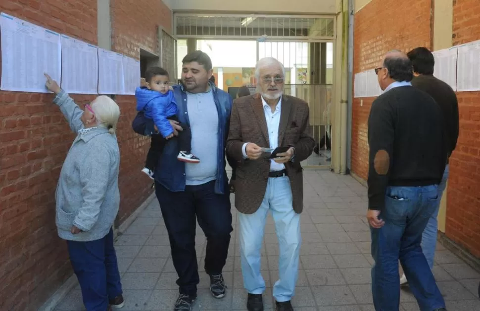 Antonio Guerrero sale de la Escuela Scalabrini Ortiz junto a su hijo y su nieto. Aún dedica parte de su tiempo a la política.