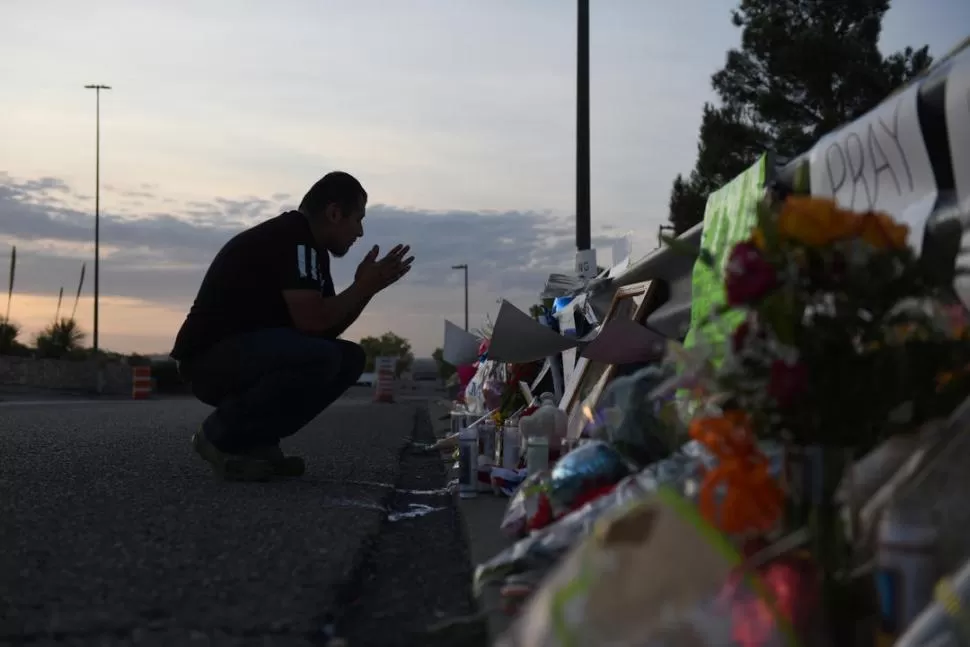 INCOMPRENSIBLE. La gente dejó recuerdos por las víctimas en El Paso. 