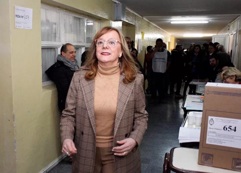 DEBER CÍVICO. Alicia Kirchner votó a la mañana y antes habló con Cristina. telam 
