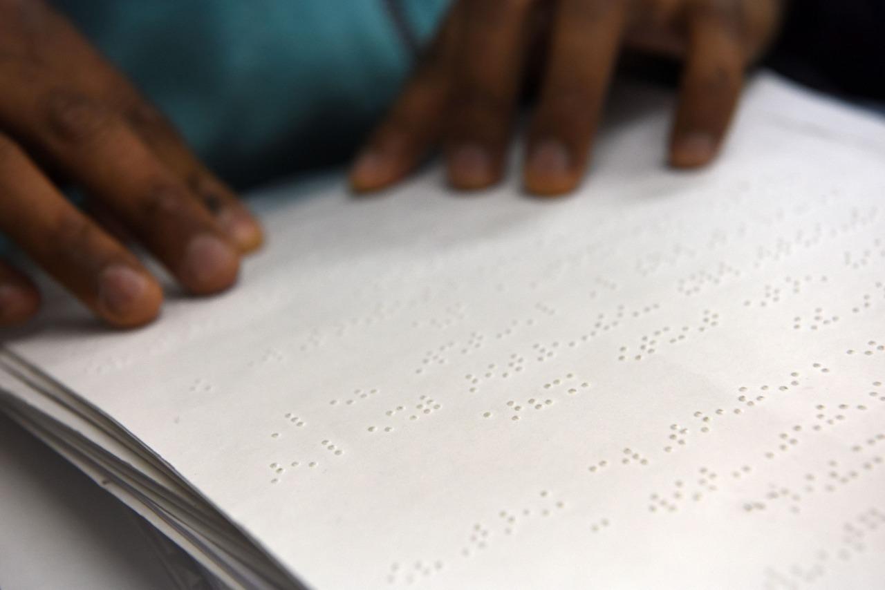 DE A POCO. Chocobar sabe leer braille y está aprendiendo lectoescritura musical en braille.