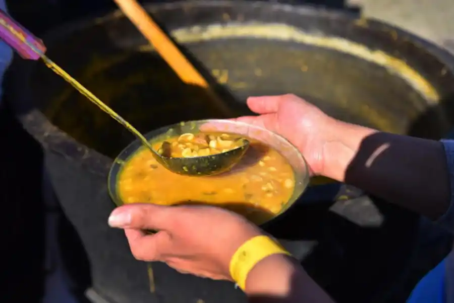 -“UN POQUITO MÁS”. El cucharón viaja directo de la olla al plato.-