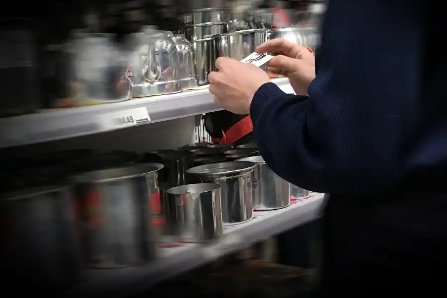 Desde que abrieron hoy los supermercados comenzaron a eliminar precios y luego a remarcarlos.