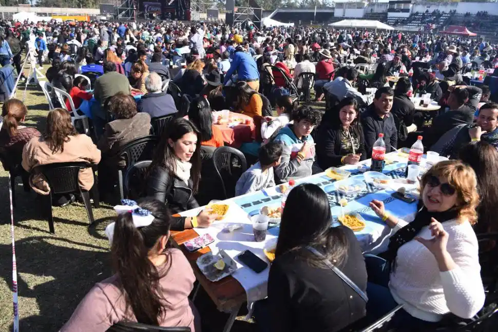 -MULTITUD. Miles de personas participaron de la Fiesta del Locro.-