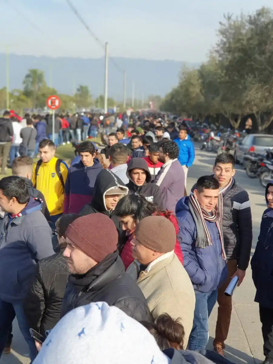 Crisis de empleo: más de dos kilómetros de cola para conseguir un trabajo en Yerba Buena