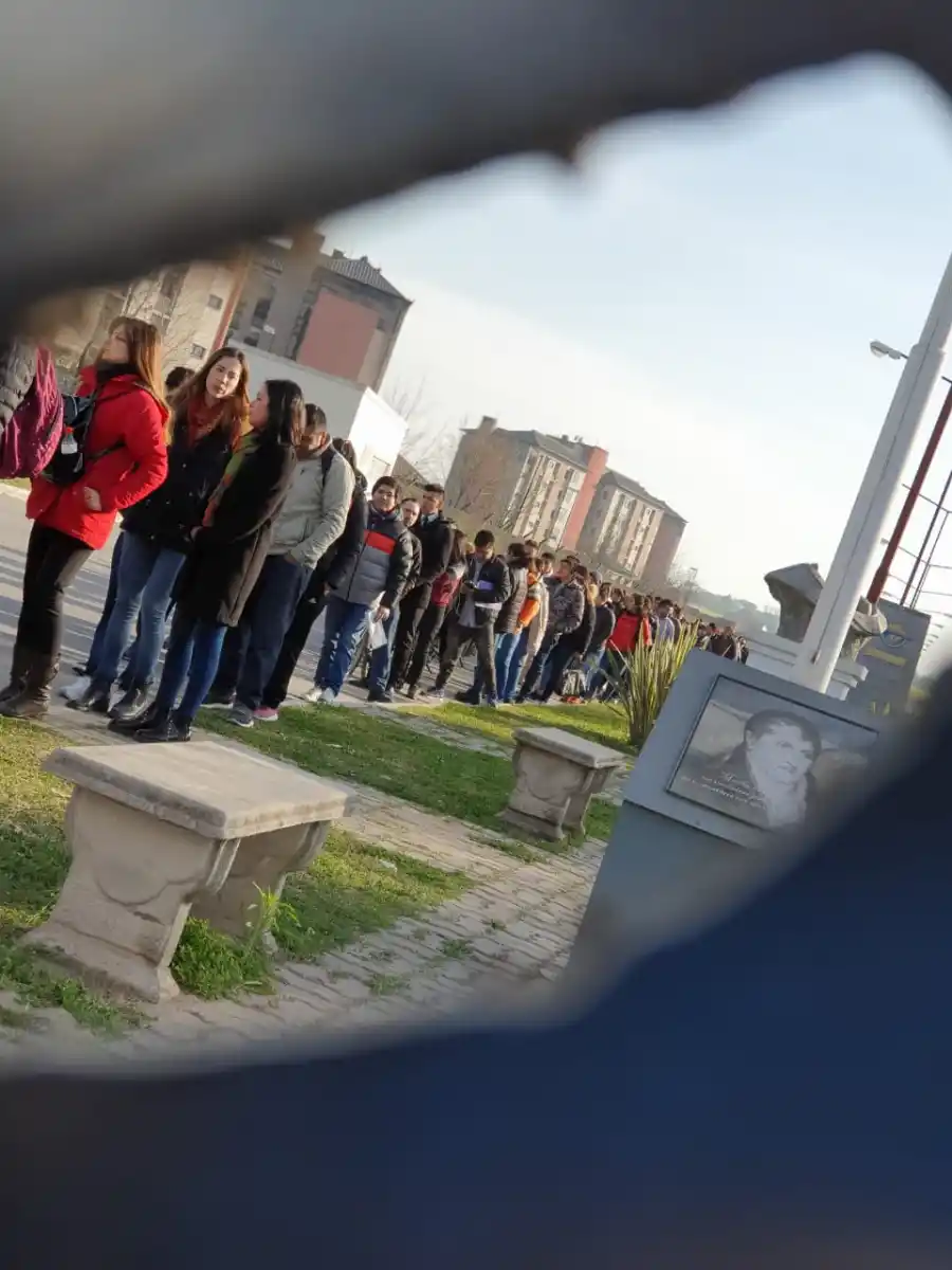Crisis de empleo: más de dos kilómetros de cola para conseguir un trabajo en Yerba Buena