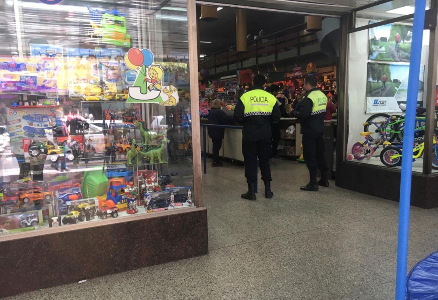 Policías vigilando en una juguetería de Muñecas al 300.