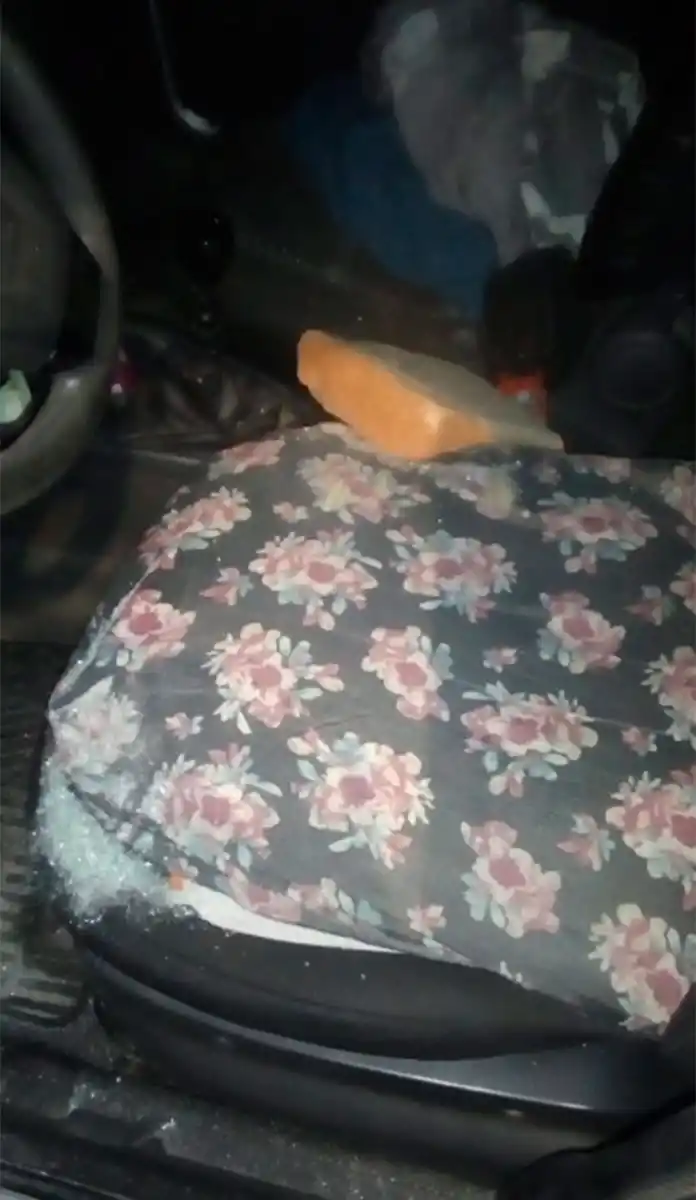 Le tiraron un ladrillazo a un taxi en la zona de la terminal