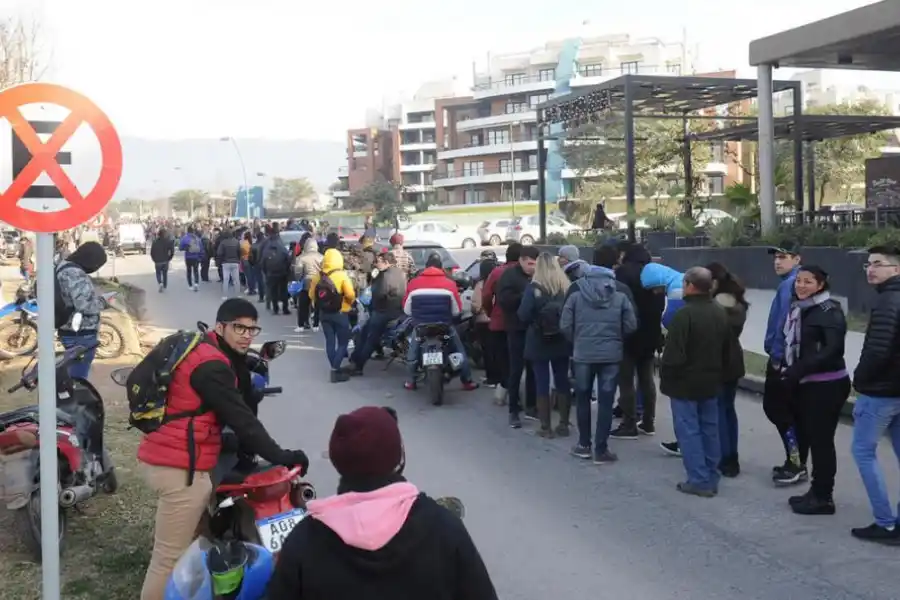 INVADIERON LA CIUDAD JARDÍN. Los jóvenes se instalaron desde las 18 del martes en el local de Gómez Pardo, que aún está en construcción. Ayer a las 8 arrancó el proceso de preselección de postulantes para distintos puestos.  la gaceta / fotos de hector peralta