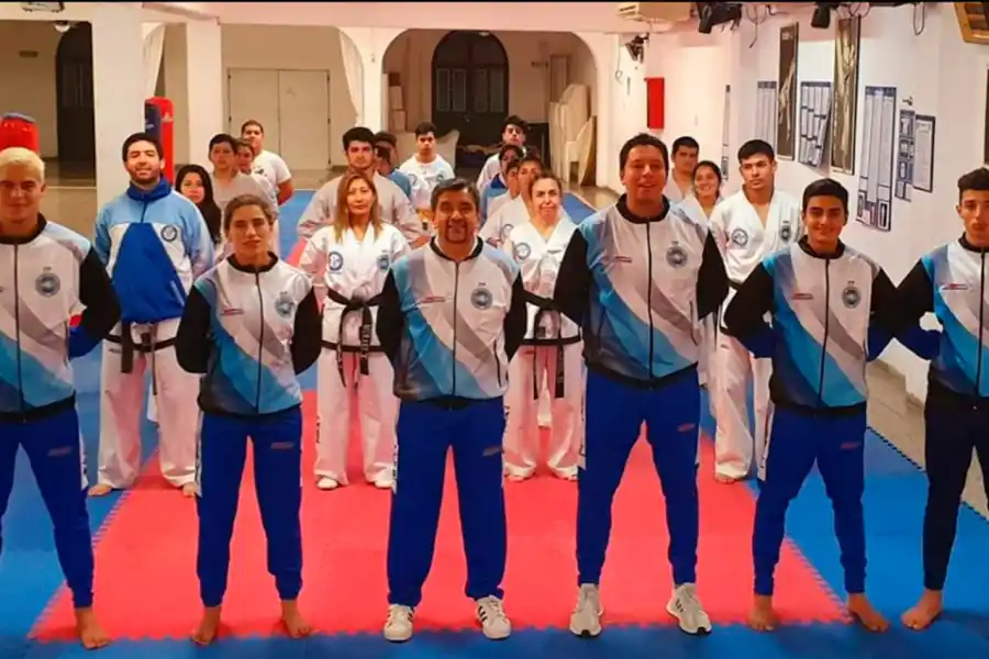 TE TEAM. La familia de la escuela Chong-Ji despide a sus guerreros. FOTO GENTILEZA EMILIO CASTILLO