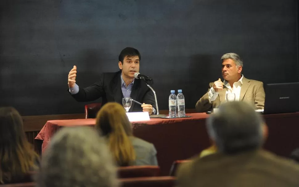 CONTRA LA DESINFORMACIÓN. Daniel Dessein (izq.) y Santiago Garmendia en la charla en el Poder Judicial. la gaceta / foto de hector peralta