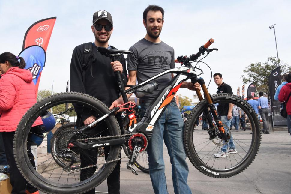 IMPACTA. Artal y Pertile levantan una de las bicicletas. Su peso supera los 20 kilos. 