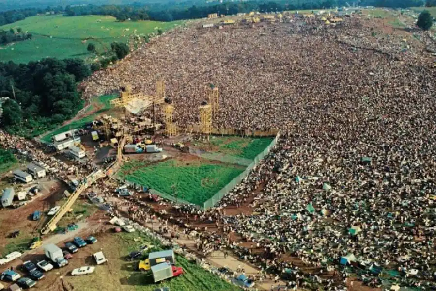 MAREA HUMANA. Los fans convivieron en medio de la lluvia y el barro.