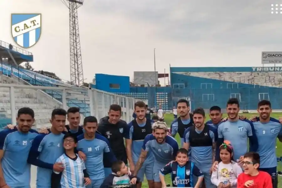 EMOTIVO. Niños de la escuela “Pequeños sueños”, destinada especialmente para los que necesitan andador, presenciaron el ensayo ayer y conocieron al plantel. prensa CAT