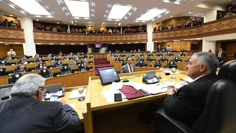 DESDE LA PRESIDENCIA. El vicegobernador Osvaldo Jaldo preside la sesión, que comenzó con 42 de los 49 legisladores en el recinto de la Cámara. prensa legislatura