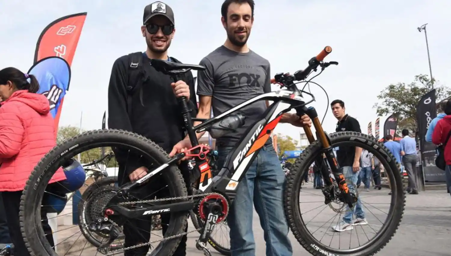 IMPACTA. Artal y Pertile levantan una de las bicicletas. Su peso supera los 20 kilos. 
