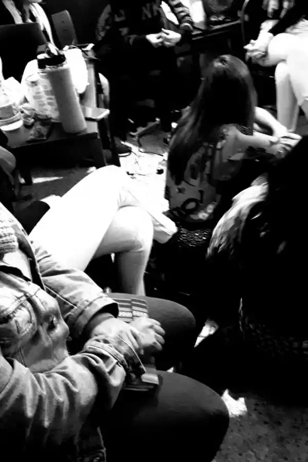 JUNTAS. Las cinco víctimas siguieron on line la audiencia en una oficina.