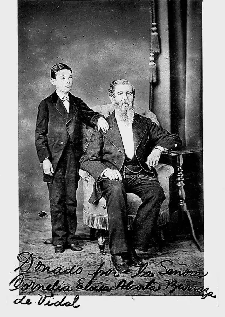 ANTONINO TABOADA. El general santiagueño en la vejez, fotografiado junto a un niño.