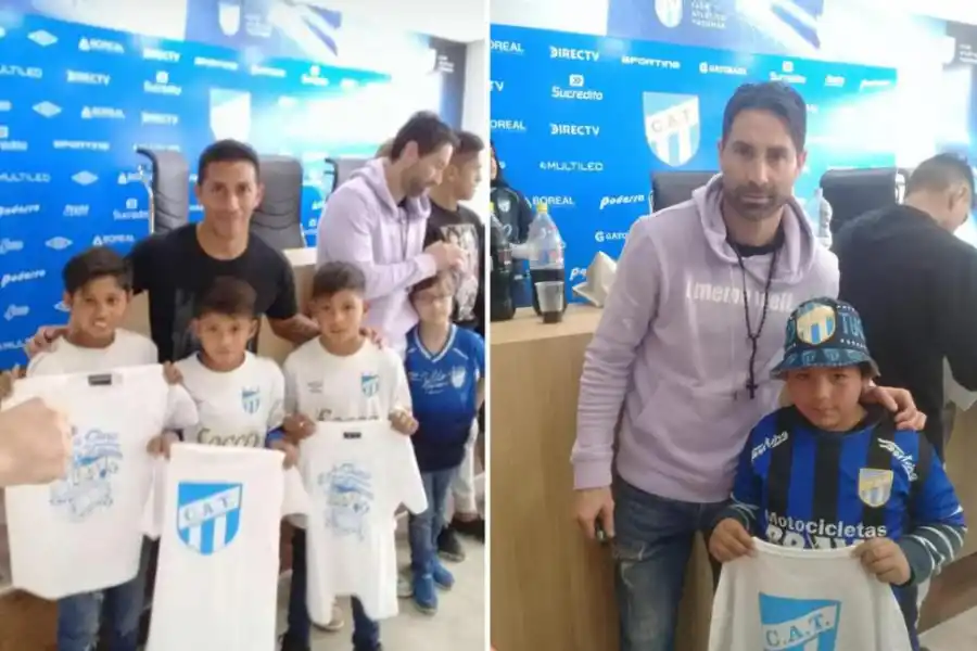 CON LOS ÍDOLOS. Guillermo Acosta y Cristián Lucchetti se prestaron para brindarles un momento de felicidad a los chicos que estaban ayer en el estadio.