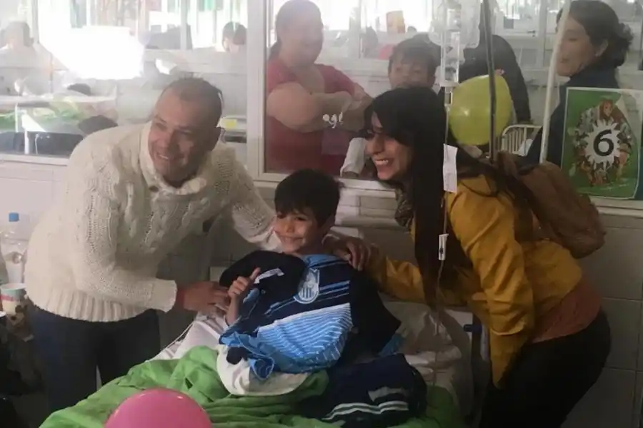 ¡AHORA ES MÍA! Dijo este chico que está internado en el Hospital de Niños, cuando Daniel Molina y su esposa le regalaron una camiseta.  