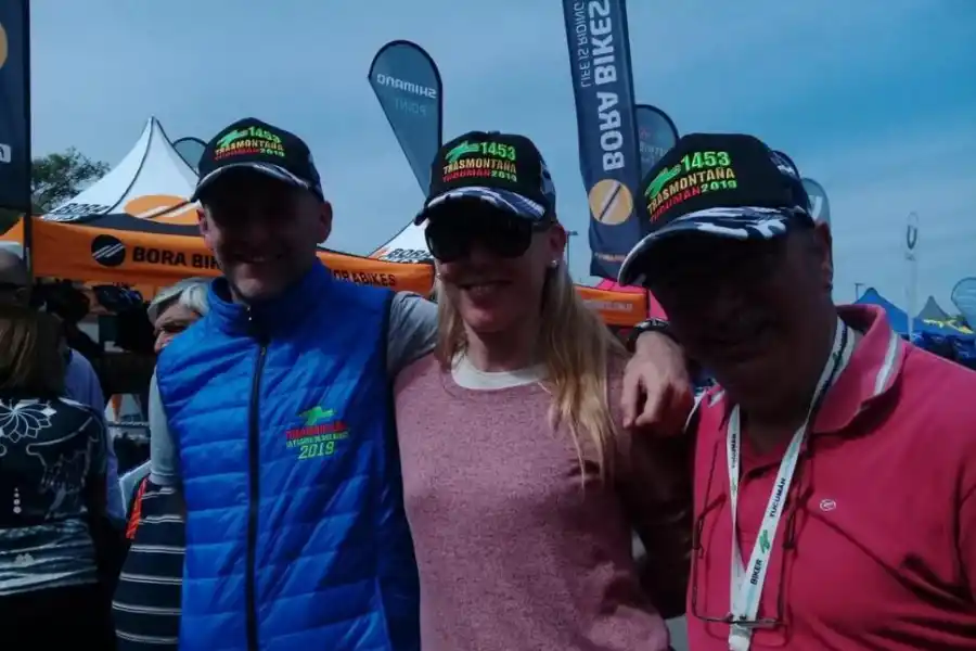 DE PARANÁ AL CERRO. Manuel Taleb, su mujer Romina Stang y Marcelo Chávez, el compañero con el que desea terminar hoy la carrera, lucen la gorra oficial del grupo. Sí, del grupo porque los 12 paranaenses diseñaron el modelo y además un chaleco que llevan el número de competencia. Tanto es el fanatismo que Marcelo tiene por el Trasmontaña que se tatuó el logo y la palabra en el gemelo de su pierna derecha. Manuel, por su parte, en cada pierna tiene tatuados unos enormes pistones. 