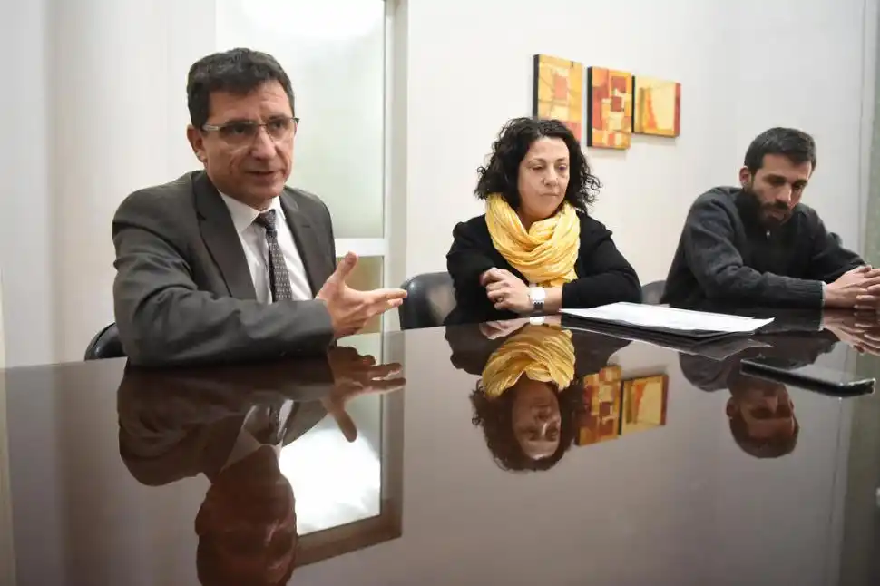 NUEVO ENTE. Yedlin (izq.) y Tolosa explicaron los alcances del observatorio, que estará a cargo de Caillou (centro). la gaceta / foto de Analía Jaramillo