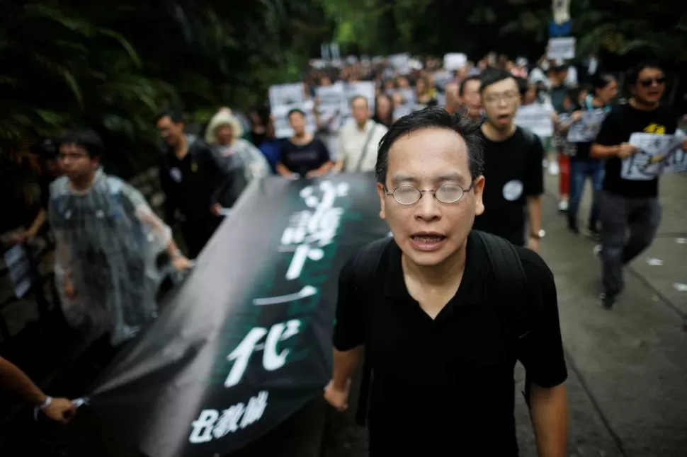 DEFENSA DEMOCRÁTICA. Un profesor hongkonés durante una manifestación contra la ley de extradición. reuters