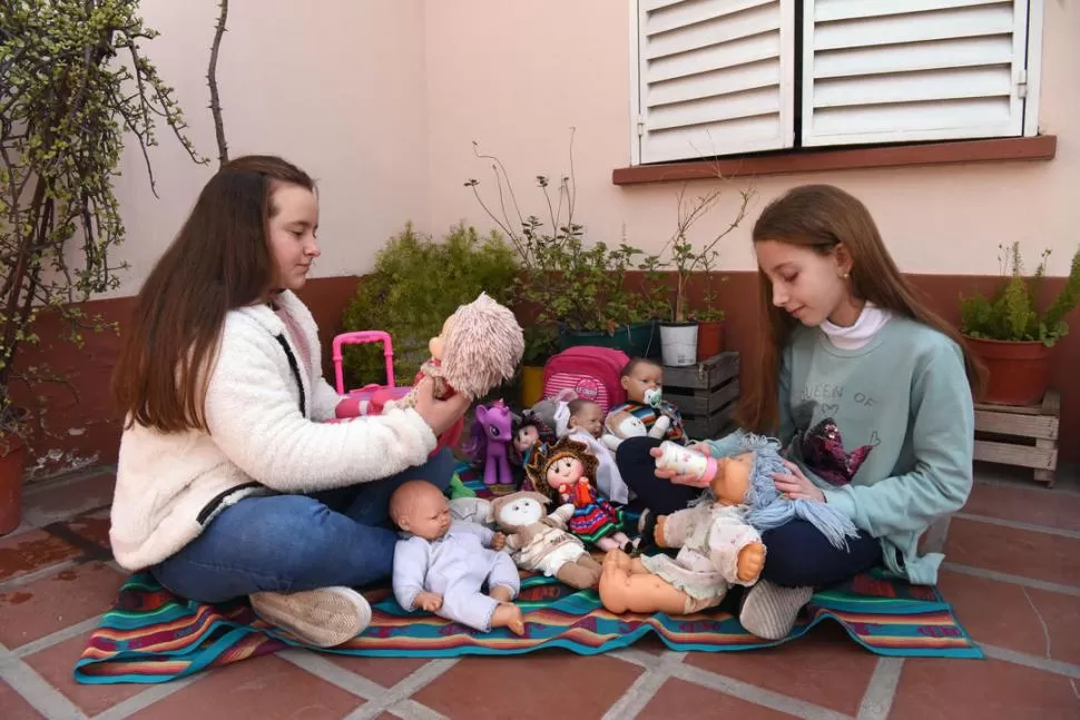 MUCHO JUEGO POR DELANTE. Delfina y Morena quieren divertirse con las muñecas varios años más; y no les importa que sus amigas se burlen. 