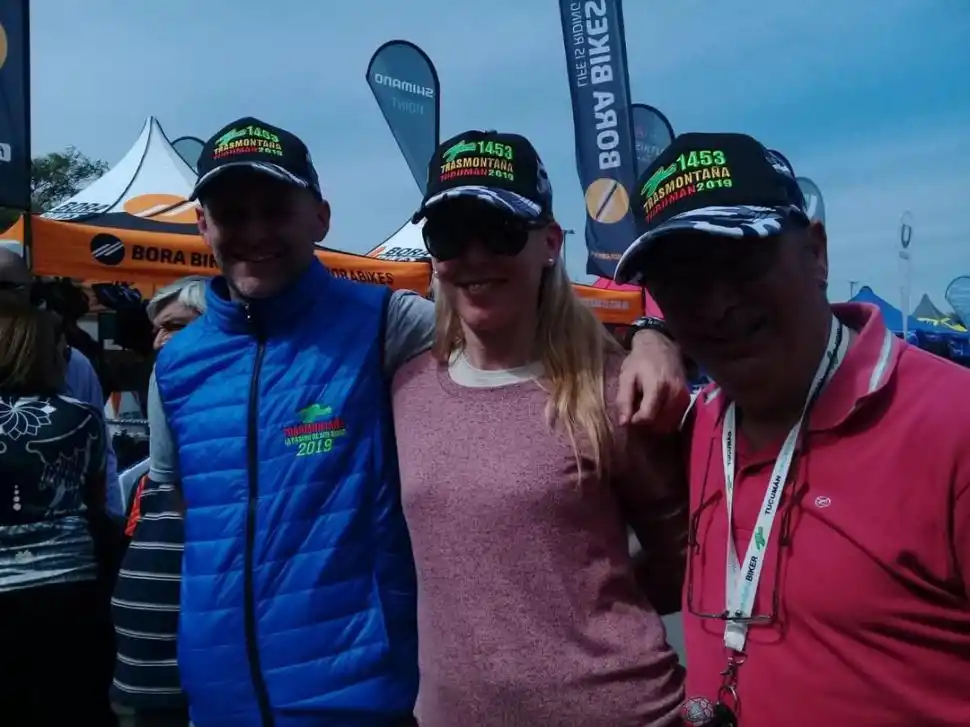 DE PARANÁ AL CERRO. Manuel Taleb, su mujer Romina Stang y Marcelo Chávez, el compañero con el que desea terminar hoy la carrera, lucen la gorra oficial del grupo. Sí, del grupo porque los 12 paranaenses diseñaron el modelo y además un chaleco que llevan el número de competencia. Tanto es el fanatismo que Marcelo tiene por el Trasmontaña que se tatuó el logo y la palabra en el gemelo de su pierna derecha. Manuel, por su parte, en cada pierna tiene tatuados unos enormes pistones. 