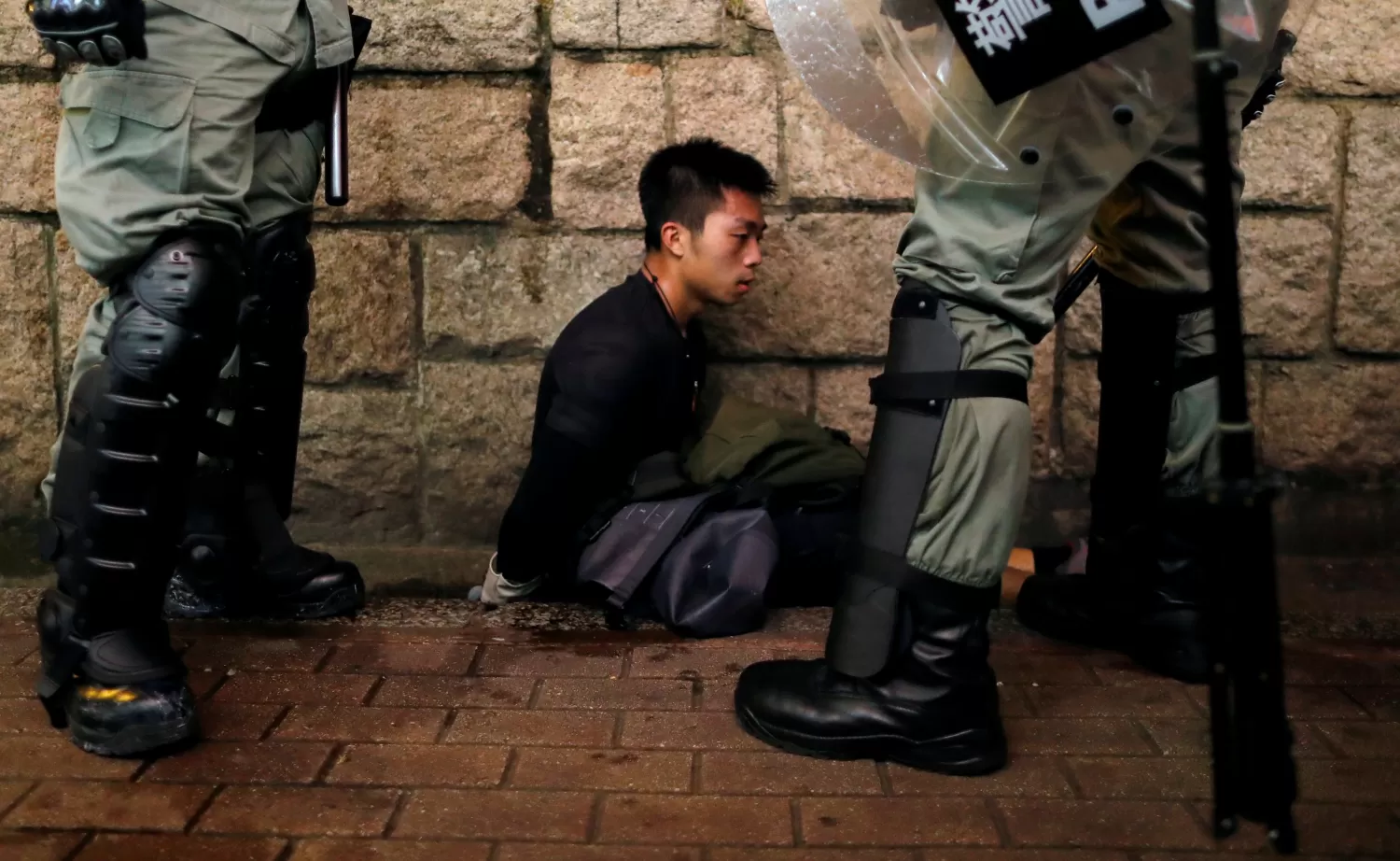 Un joven chino detenido durante las protestas en Hong Kong, que exigen que se retire un proyecto de ley de extradición. 