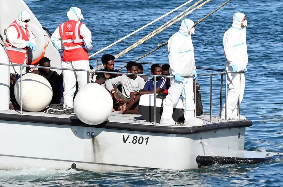 VARADOS. El buque está anclado cerca de la isla italiana de Lampedusa.  Reuters