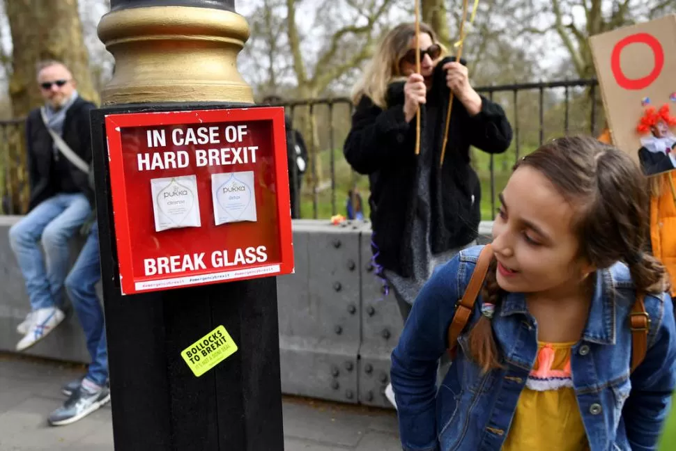 MUY INGLÉS. “En caso de Brexit duro, rompa el vidrio”, ofrece un “kit de emergencia” con saquitos de té. reuters