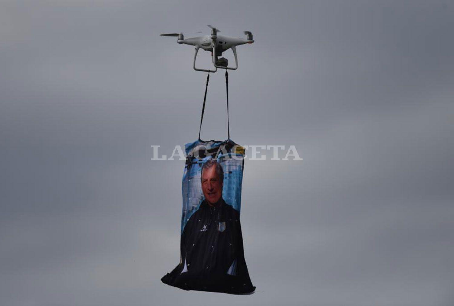 RECUERDO. Un drone recorrió el estadio con la imagen de Rivoira. LA GACETA JUAN PABLO SÁNCHEZ NOLI