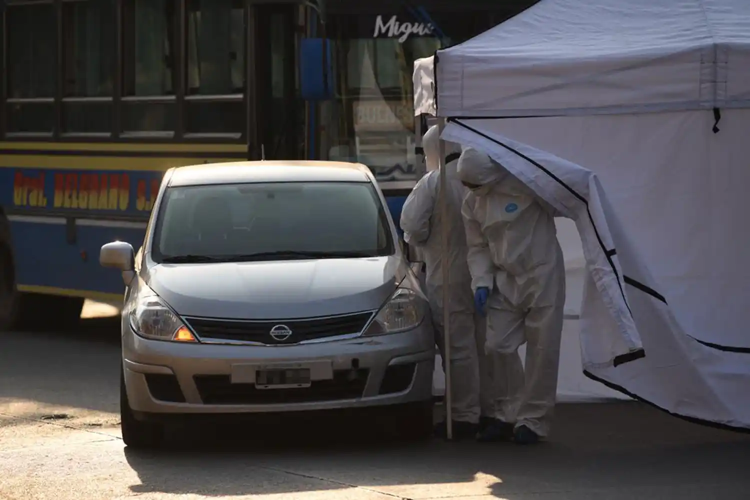 Un automovilista chocó contra un colectivo y luego se disparó en la cabeza