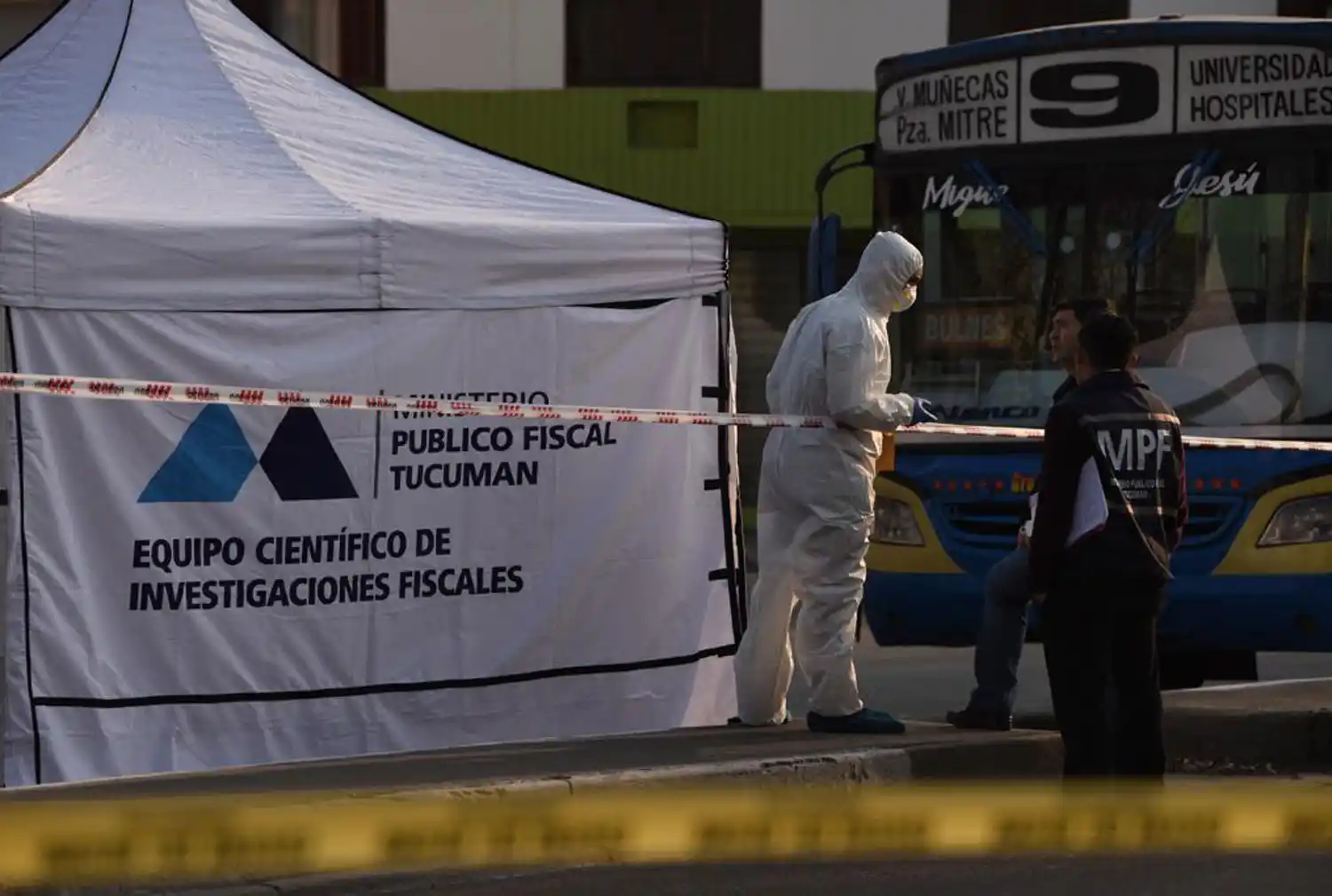 Un automovilista chocó contra un colectivo y luego se disparó en la cabeza
