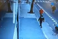 Amenazó en la calle con un cuchillo, un policía le pegó una patada en el pecho y murió