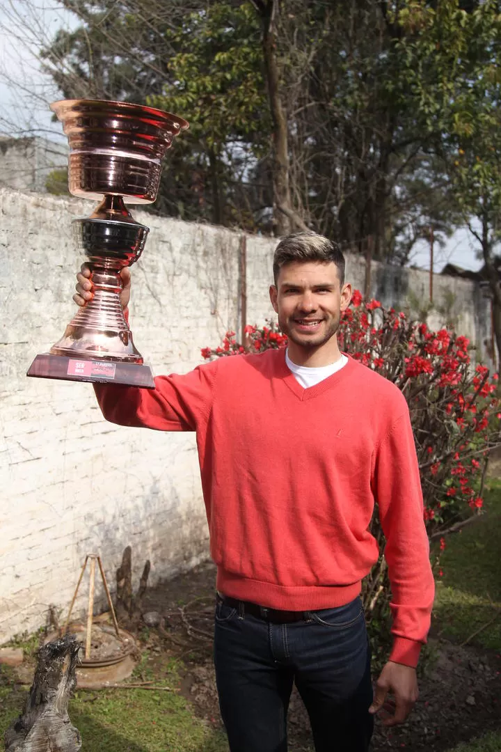 PURA FELICIDAD. El concepcionense Darío Gasco consiguió su sexto trofeo de la clasificación general del Rally Trasmontaña.  