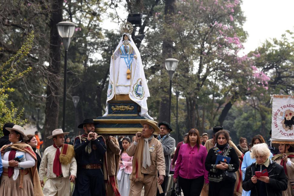  EN COMPAÑÍA. La Virgen del Valle es acompañada por mujeres tradicionalistas y el gauchaje tucumano.-