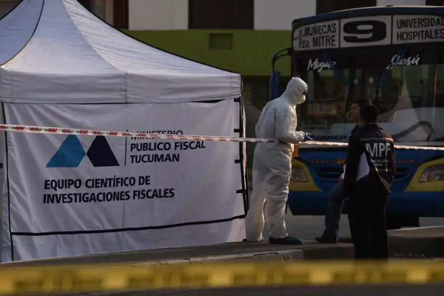 Un automovilista chocó contra un colectivo y luego se disparó en la cabeza